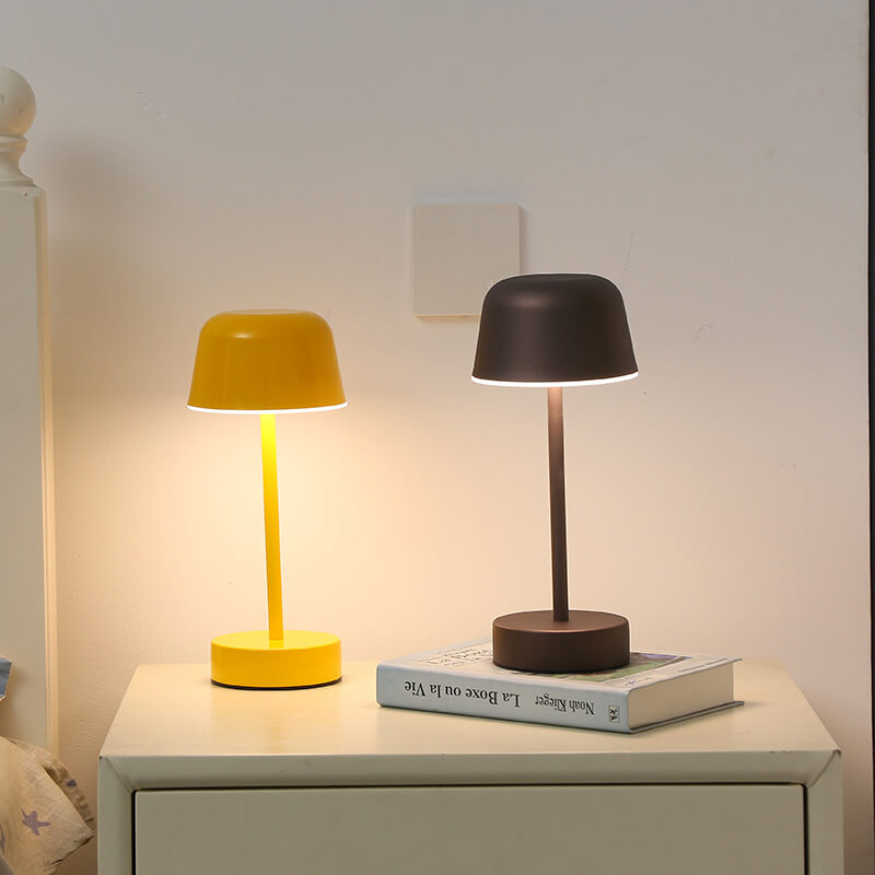 Lampe de table en métal