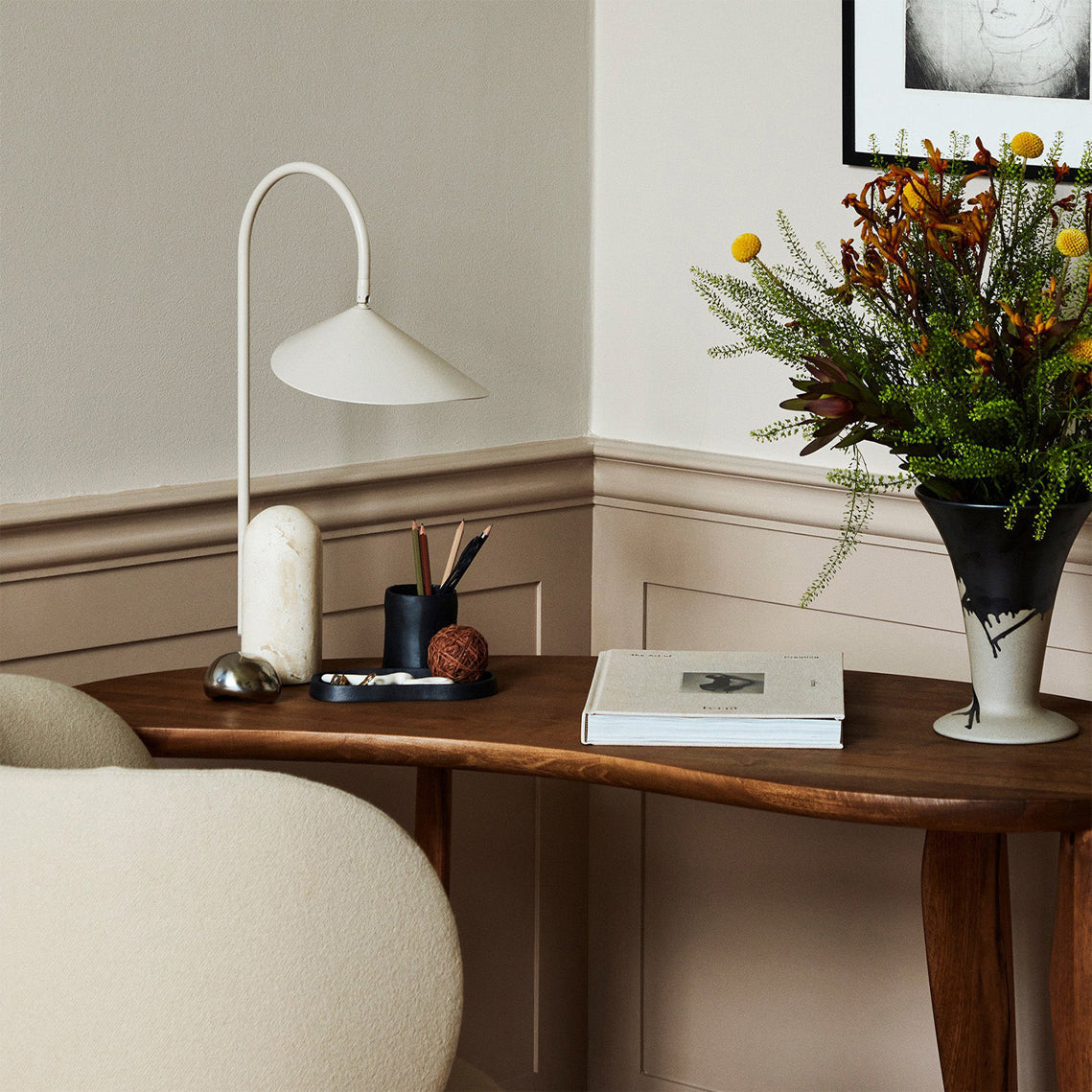 LeafArch - Elegant Adjustable Table Lamp