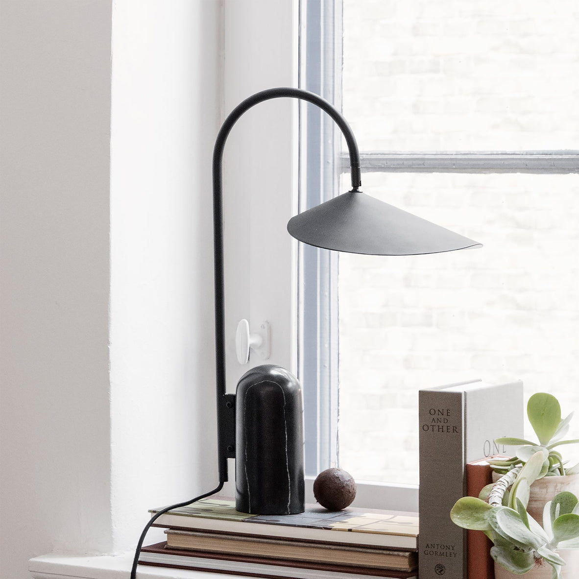 LeafArch - Elegant Adjustable Table Lamp