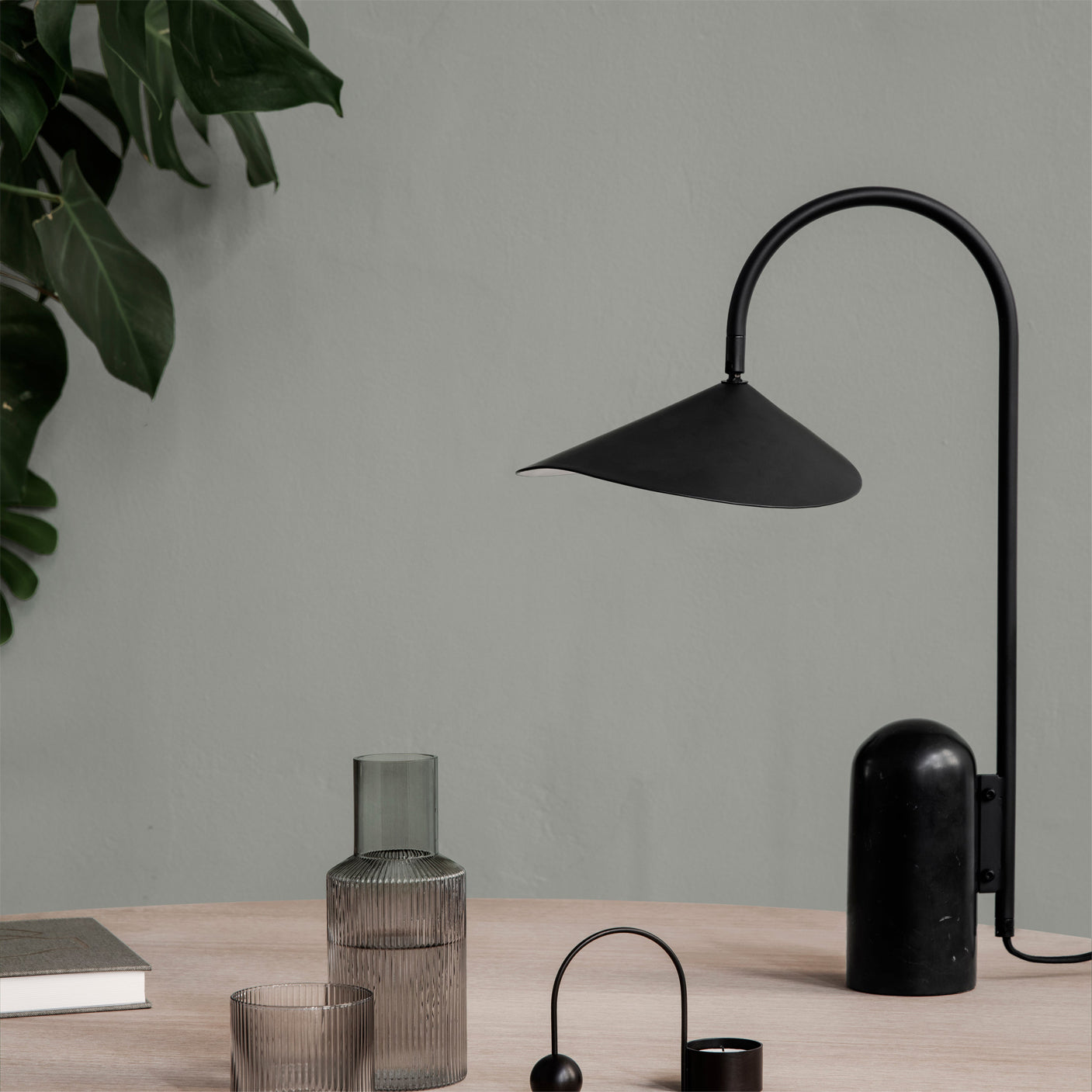 LeafArch - Elegant Adjustable Table Lamp