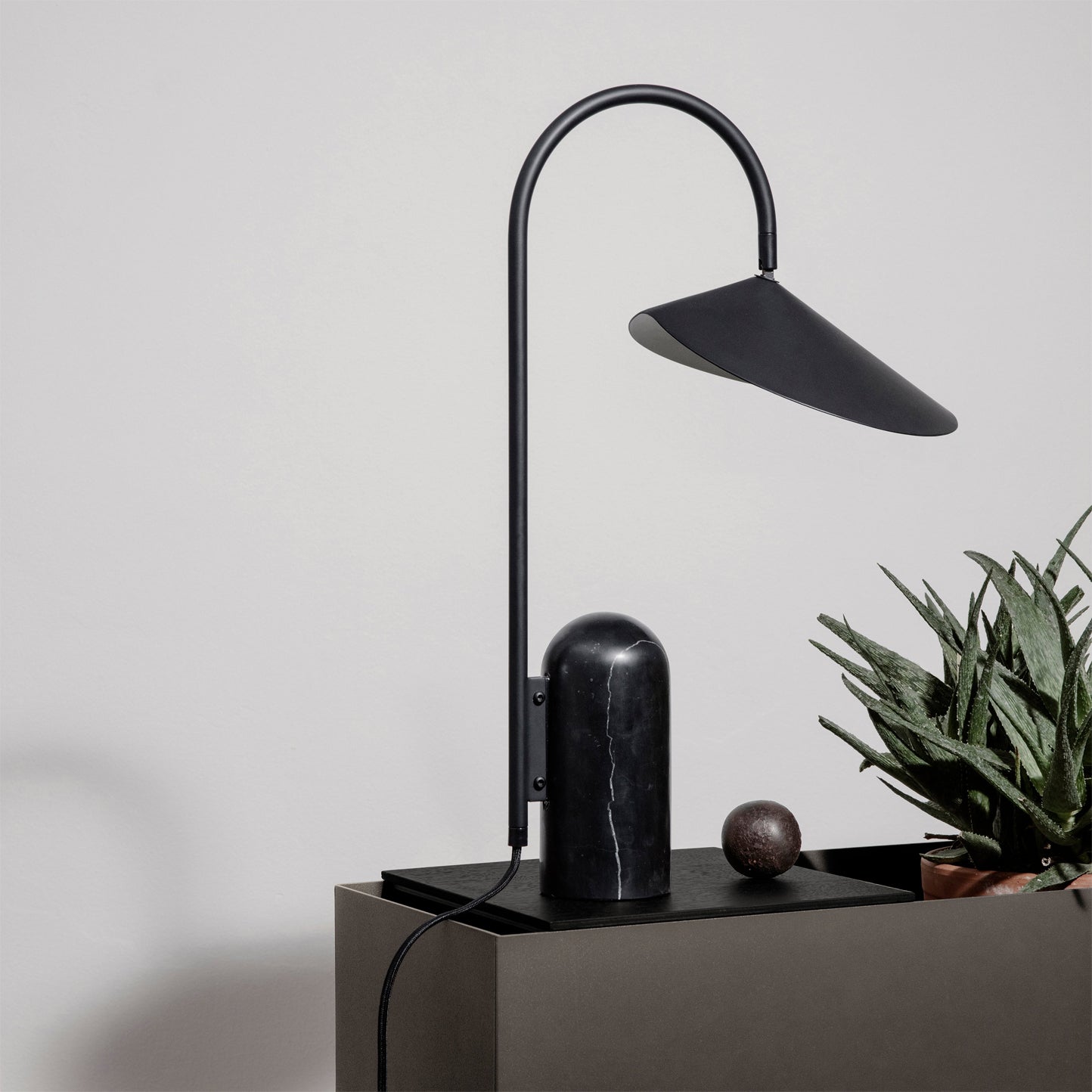 LeafArch - Elegant Adjustable Table Lamp