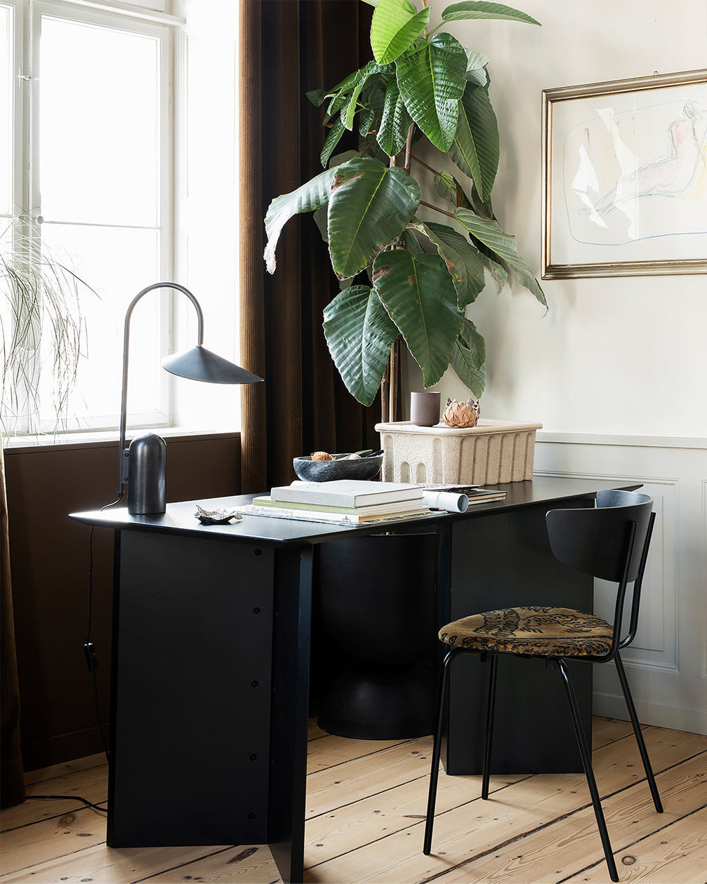 LeafArch - Elegant Adjustable Table Lamp