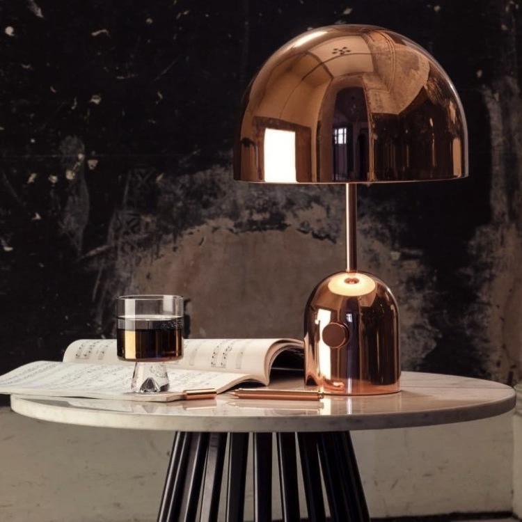 Lampe de table inspirée par une cloche