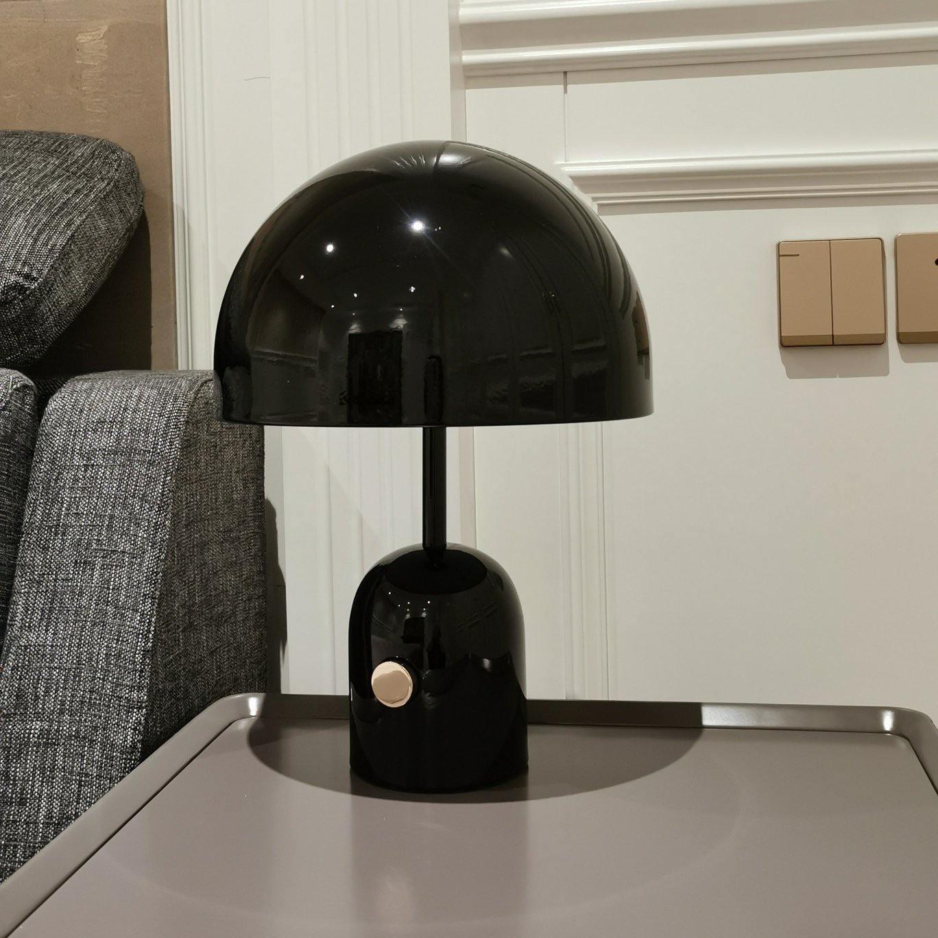 Lampe de table inspirée par une cloche