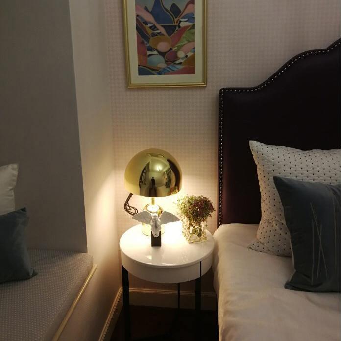 Lampe de table inspirée par une cloche