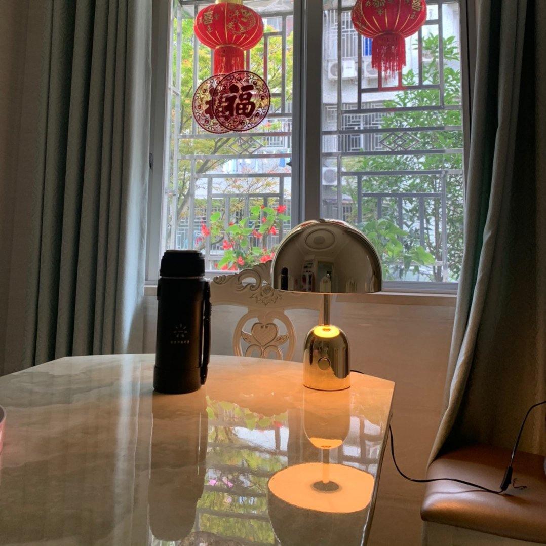 Lampe de table inspirée par une cloche