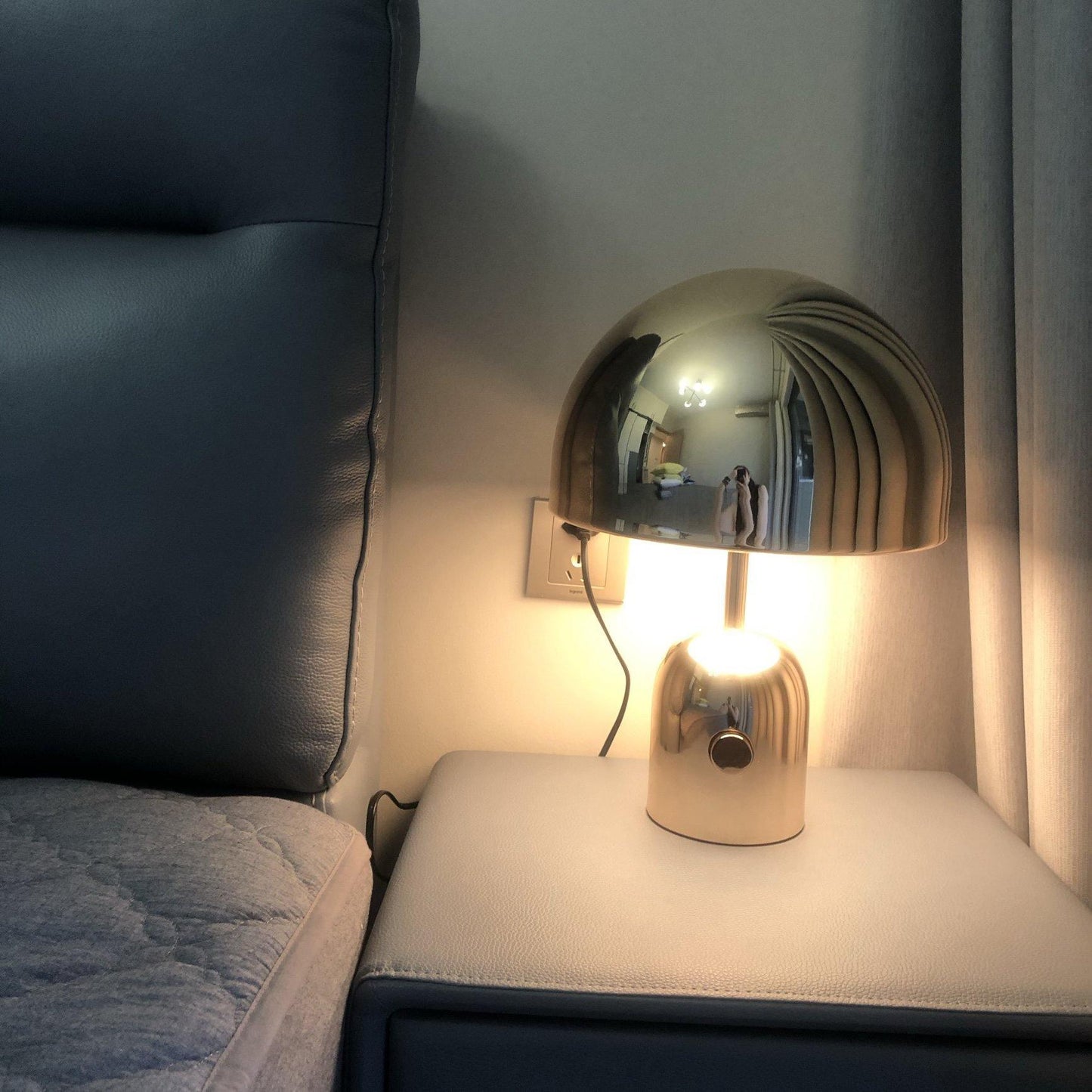 Lampe de table inspirée par une cloche