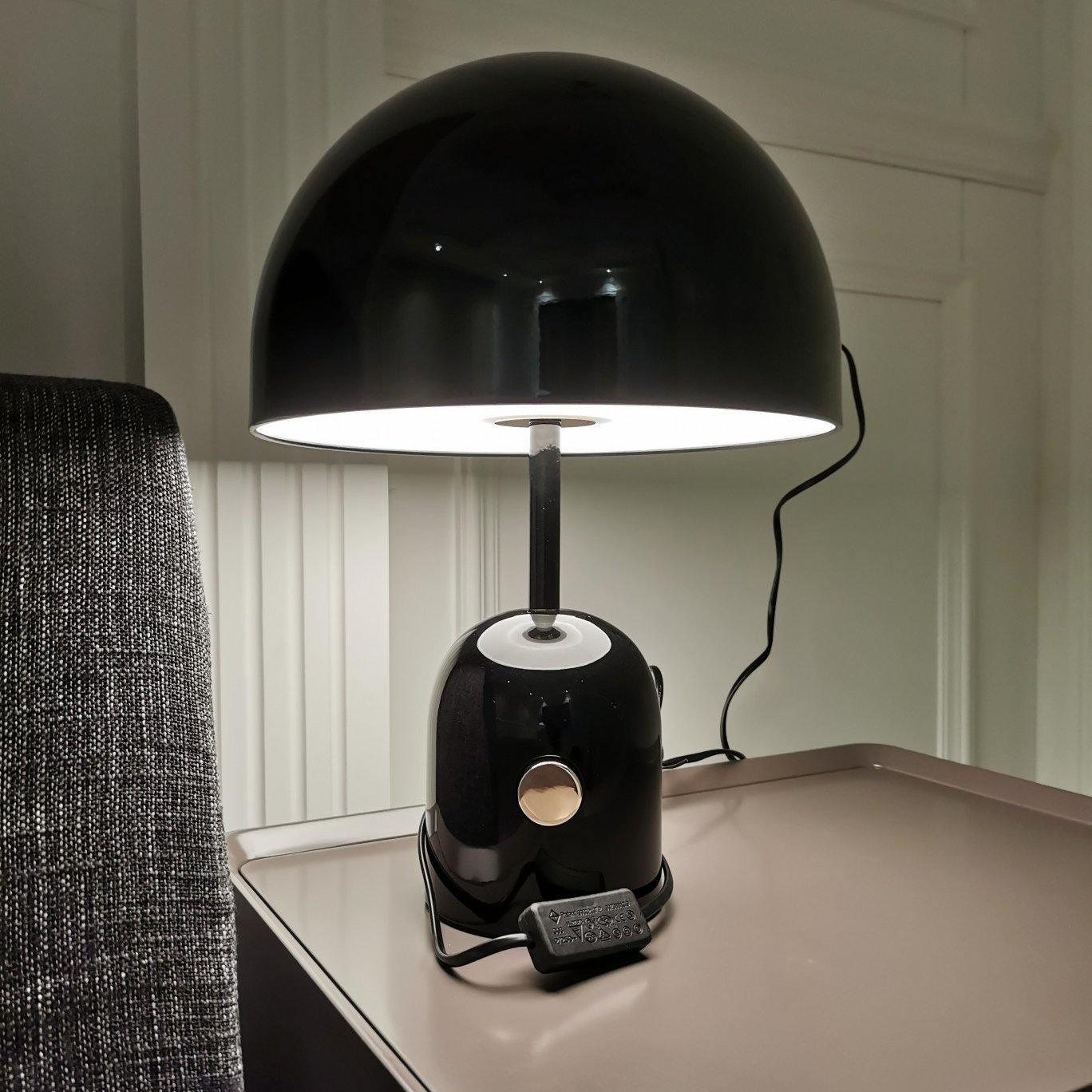 Lampe de table inspirée par une cloche