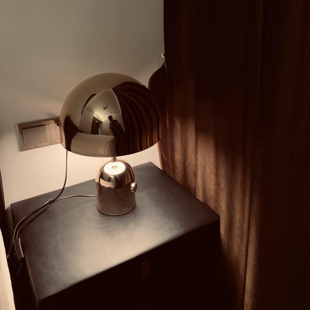 Lampe de table inspirée par une cloche