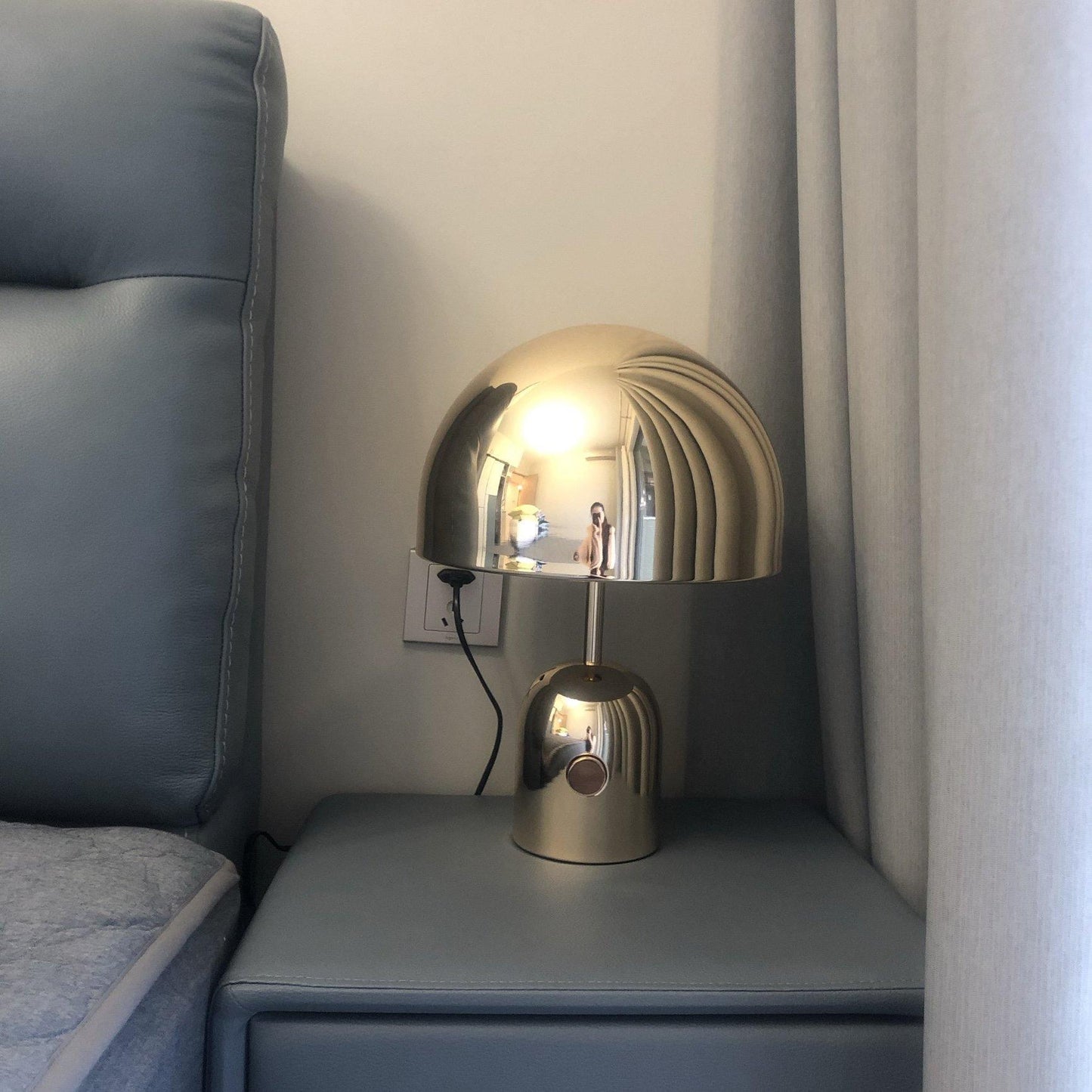 Lampe de table inspirée par une cloche