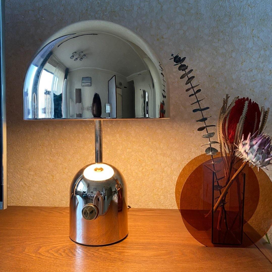 Lampe de table inspirée par une cloche