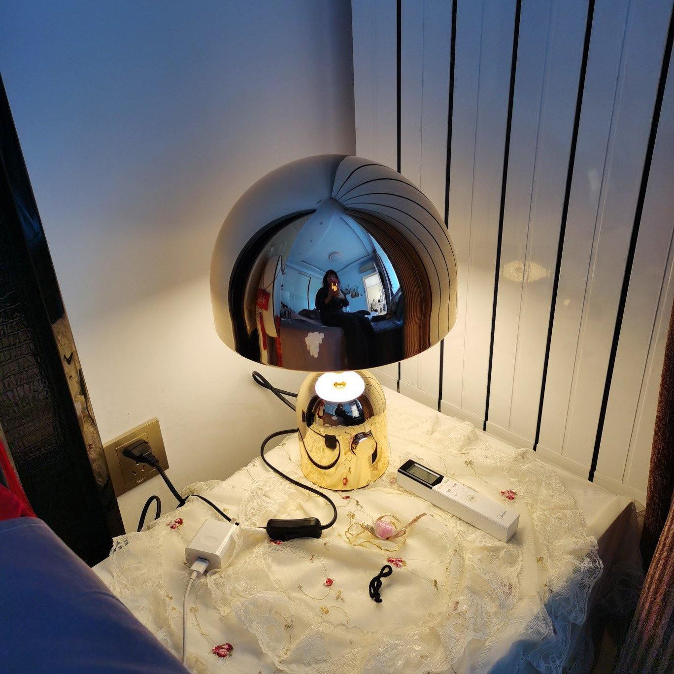 Lampe de table inspirée par une cloche