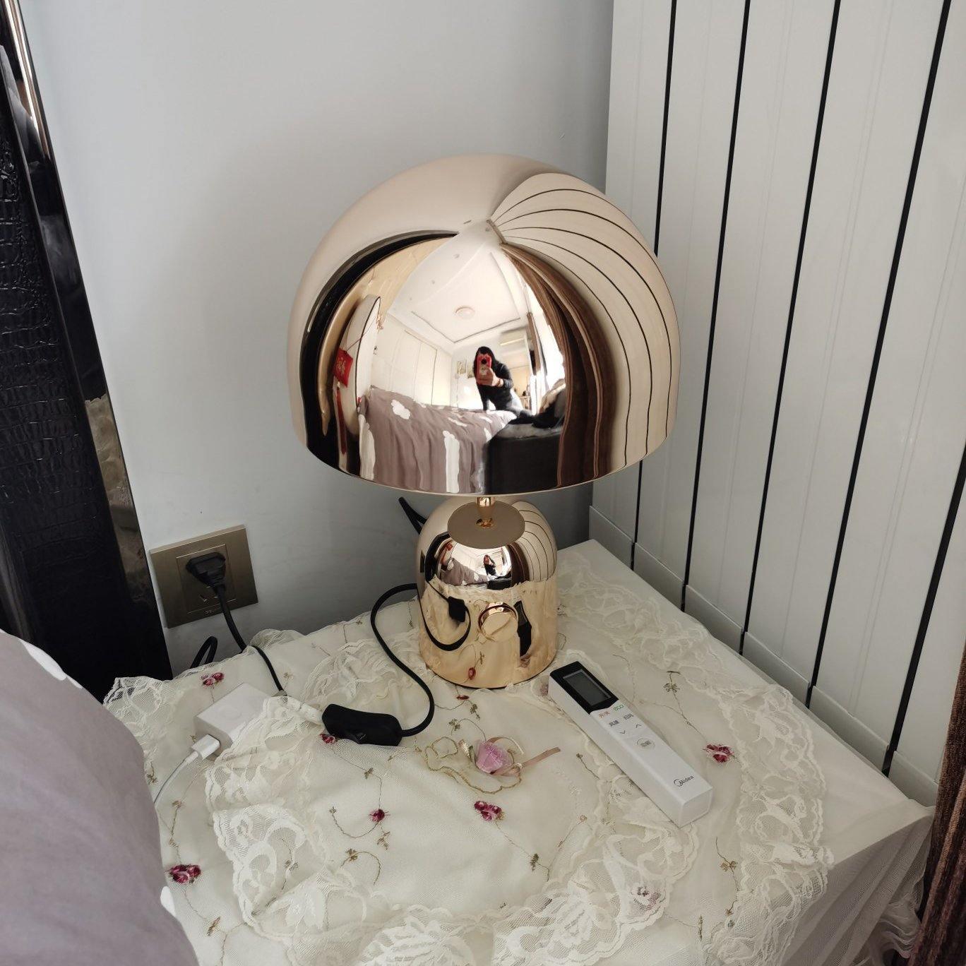 Lampe de table inspirée par une cloche