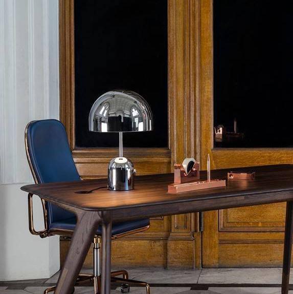 Lampe de table inspirée par une cloche