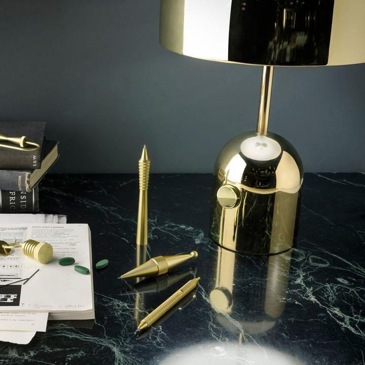 Lampe de table inspirée par une cloche