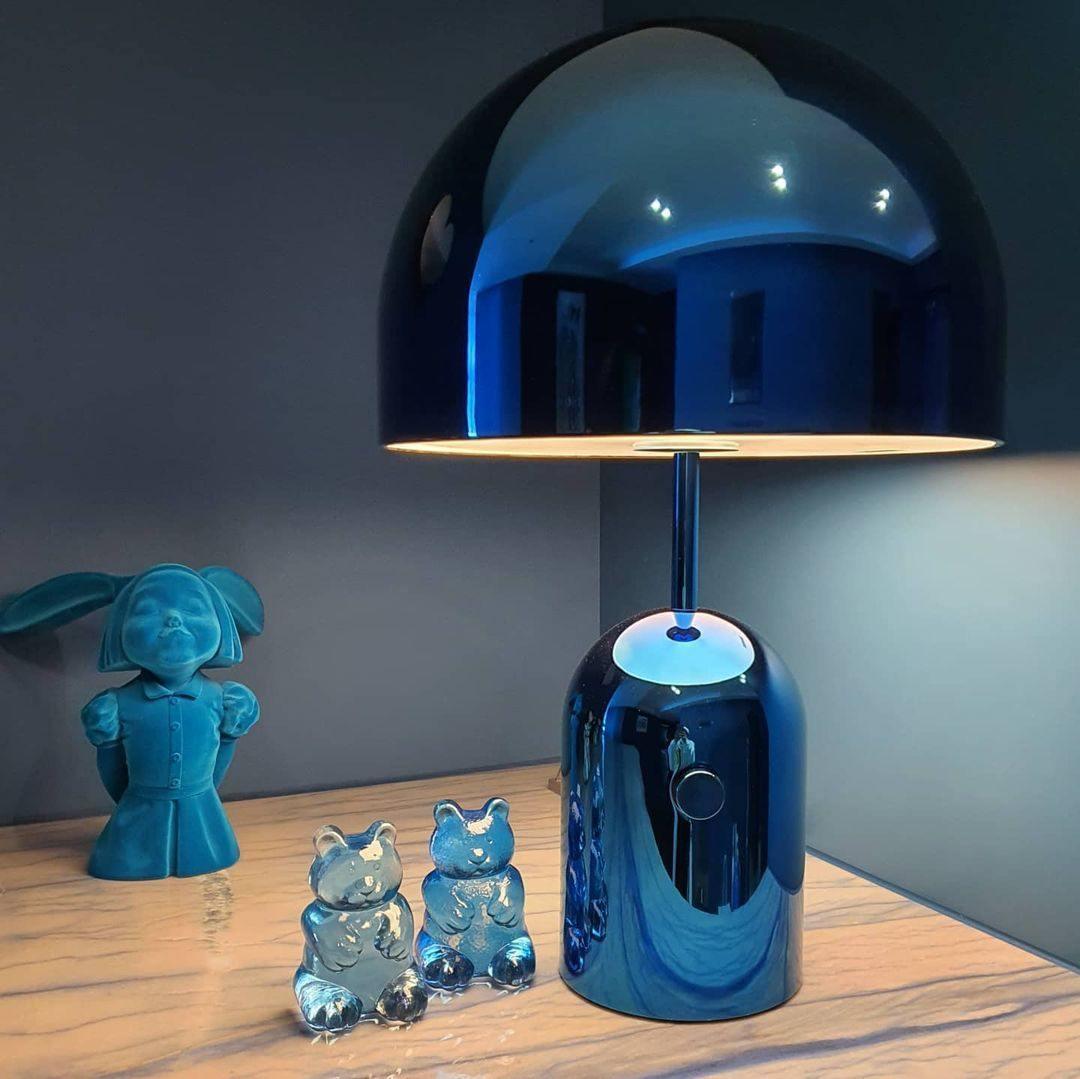 Lampe de table inspirée par une cloche