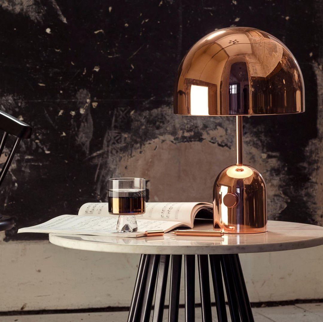 Lampe de table inspirée par une cloche