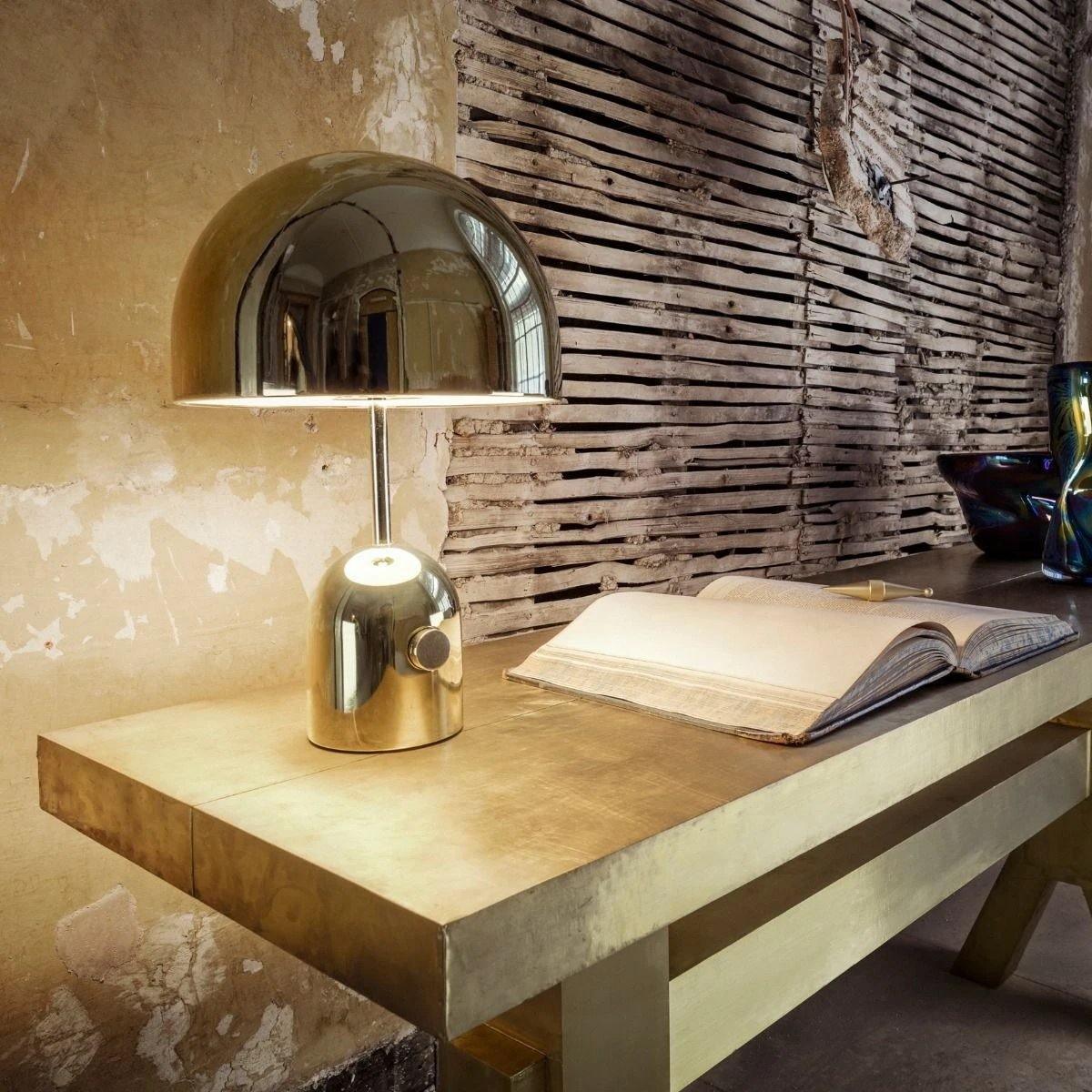 Lampe de table inspirée par une cloche