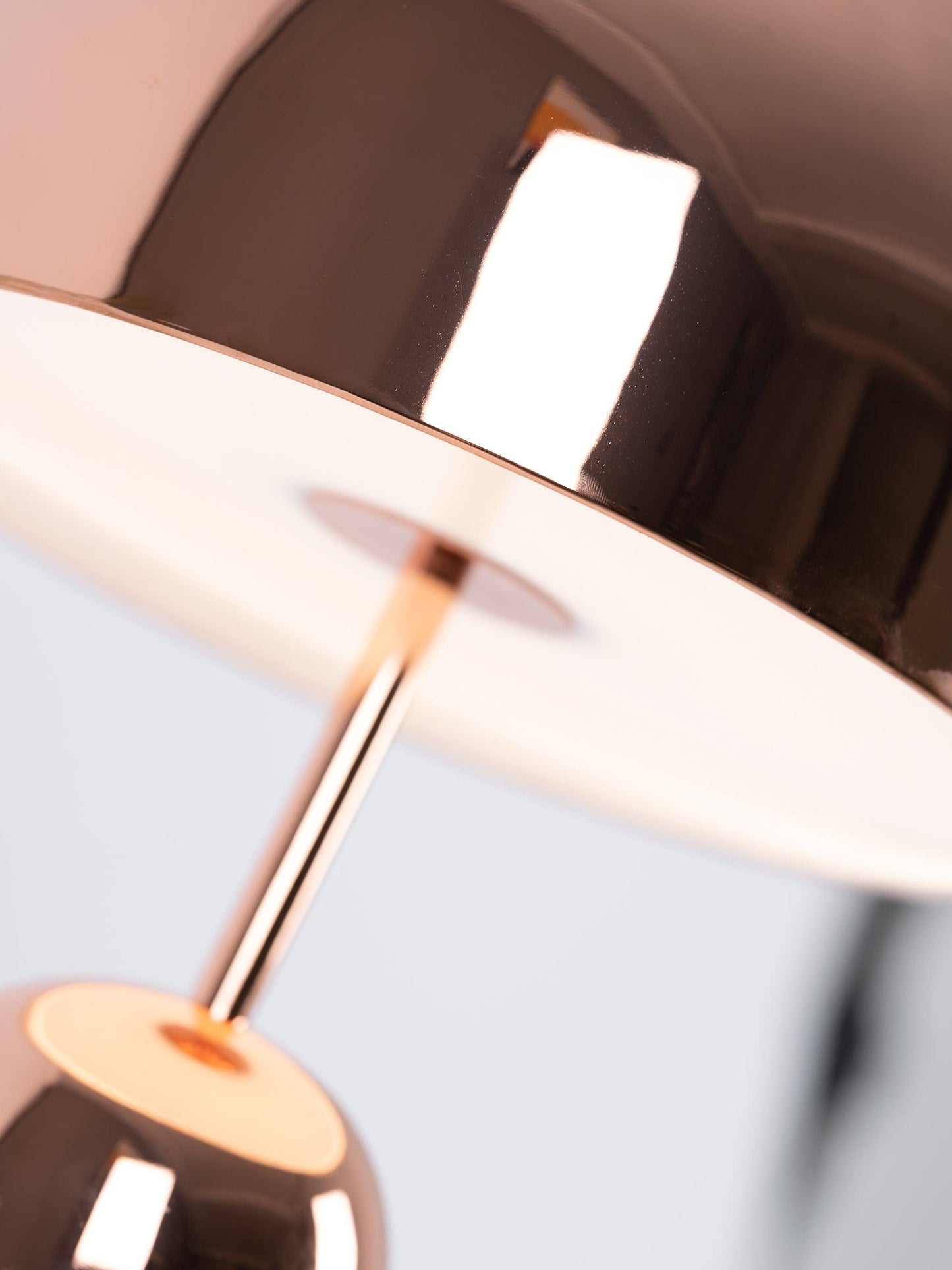 Lampe de table inspirée par une cloche