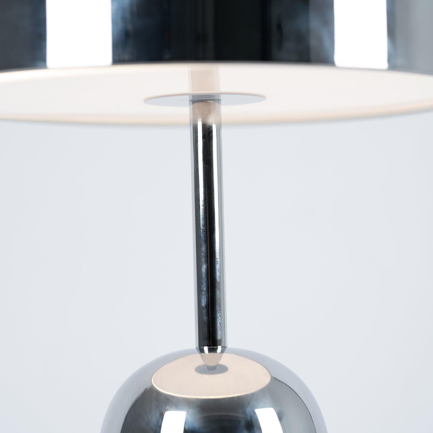 Lampe de table inspirée par une cloche
