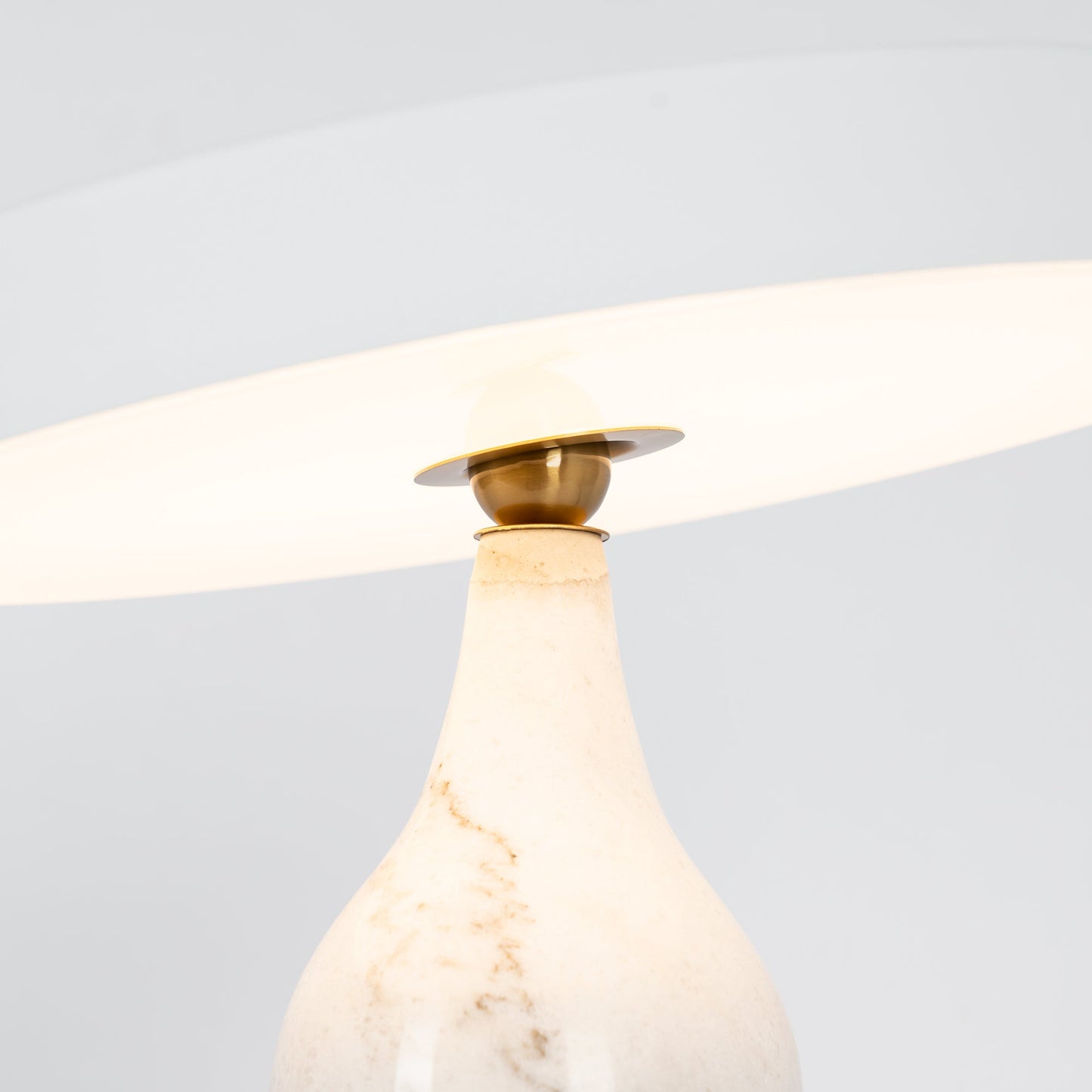 LuxeEddy - Table Lamp with Elegant Design and Subtle Light Distribution