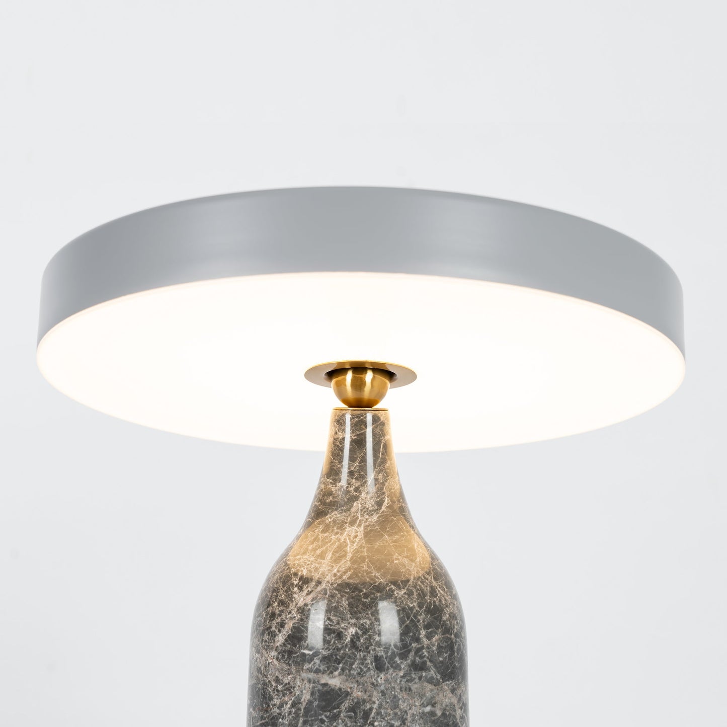 LuxeEddy - Table Lamp with Elegant Design and Subtle Light Distribution
