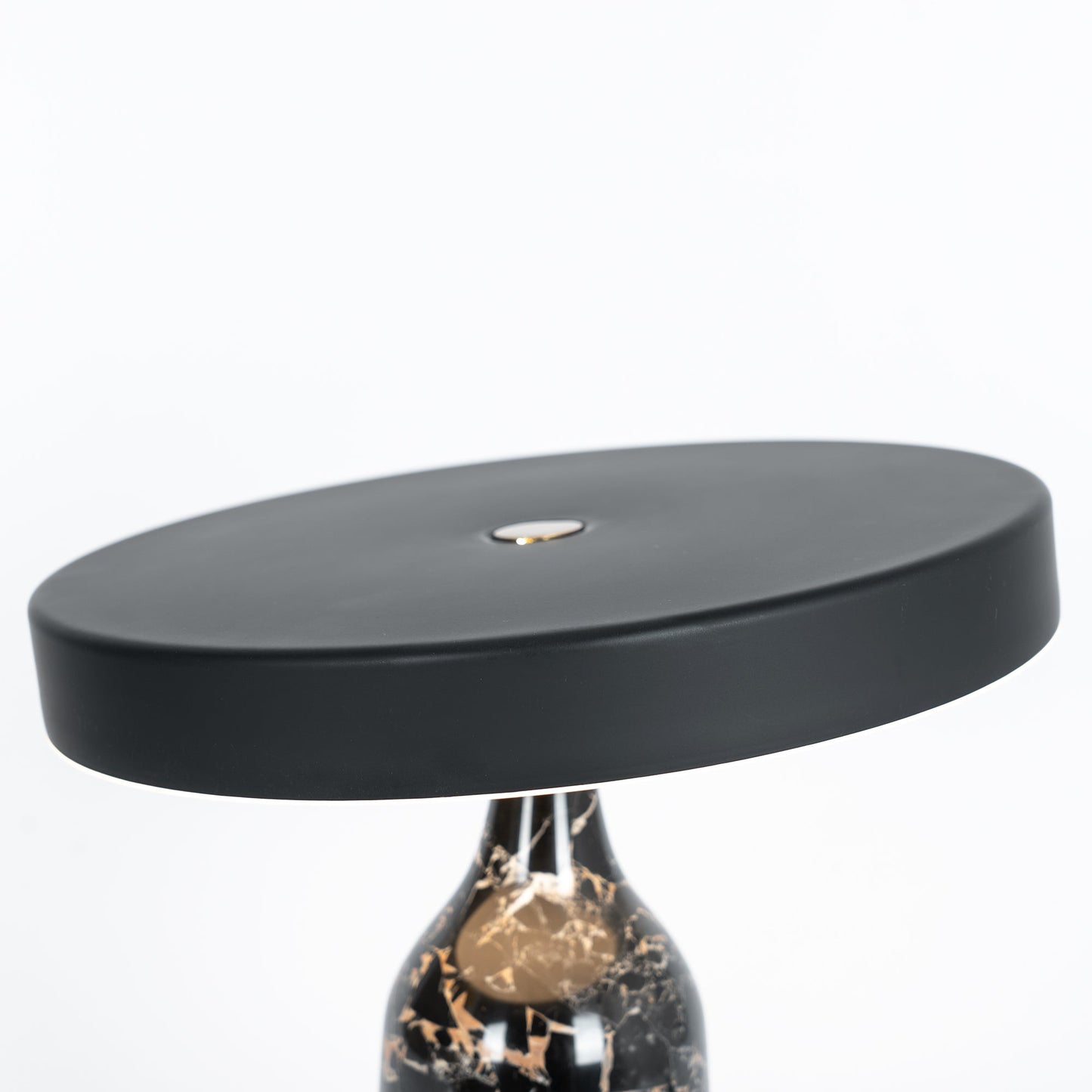 LuxeEddy - Table Lamp with Elegant Design and Subtle Light Distribution