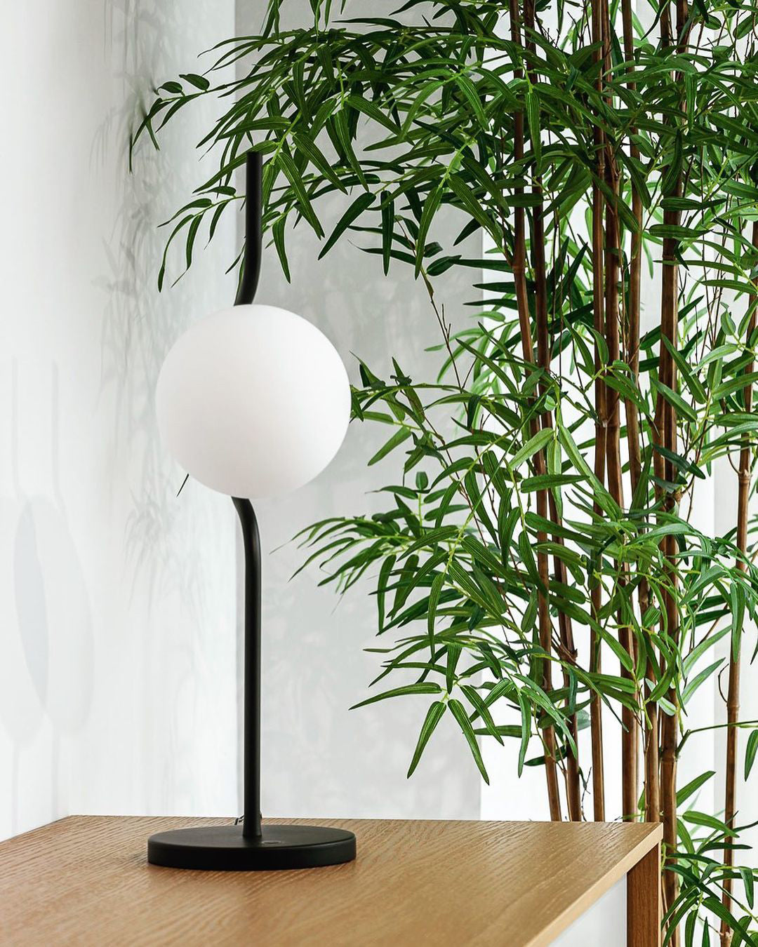 LevitaGlow - Table Lamp with Weightless Effect and Warm Lighting