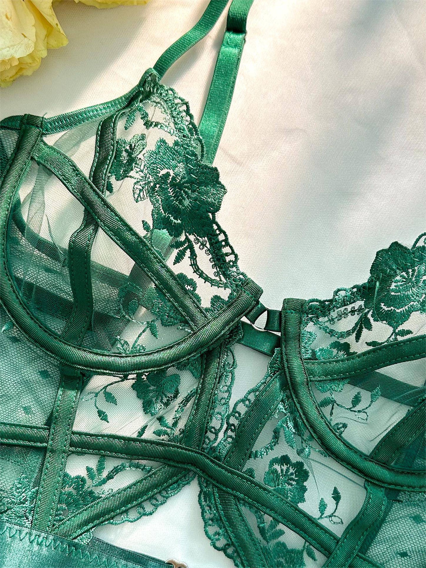 Mélodie - Lingerie corps en dentelle verte avec armatures