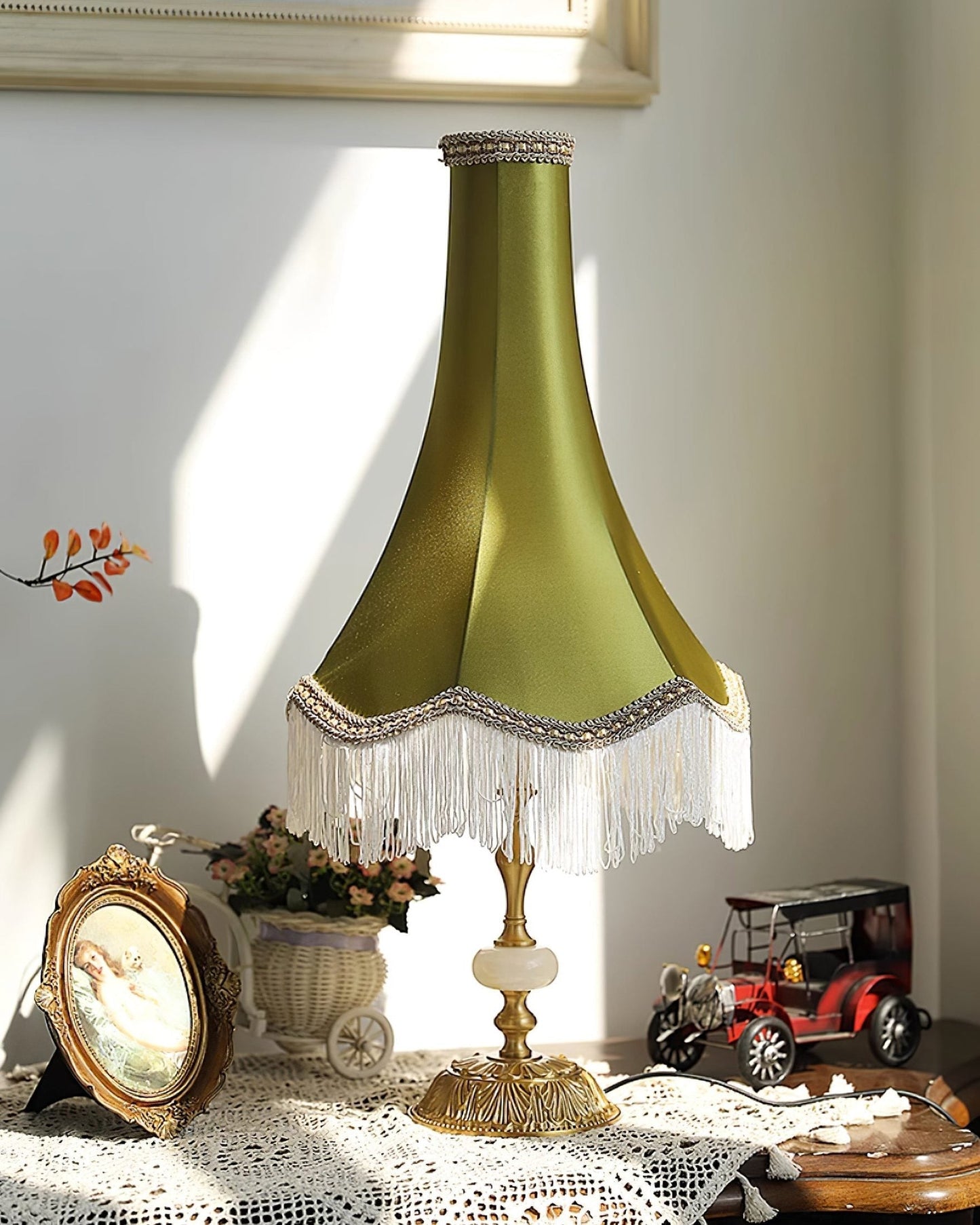 ElegantGlow – Bordlampe med marmorfod og kvastdetalje