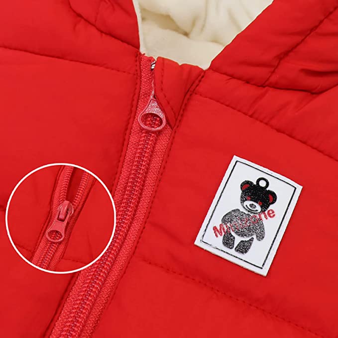 Warmer und gemütlicher Baby-Winterstrampler mit Ohren