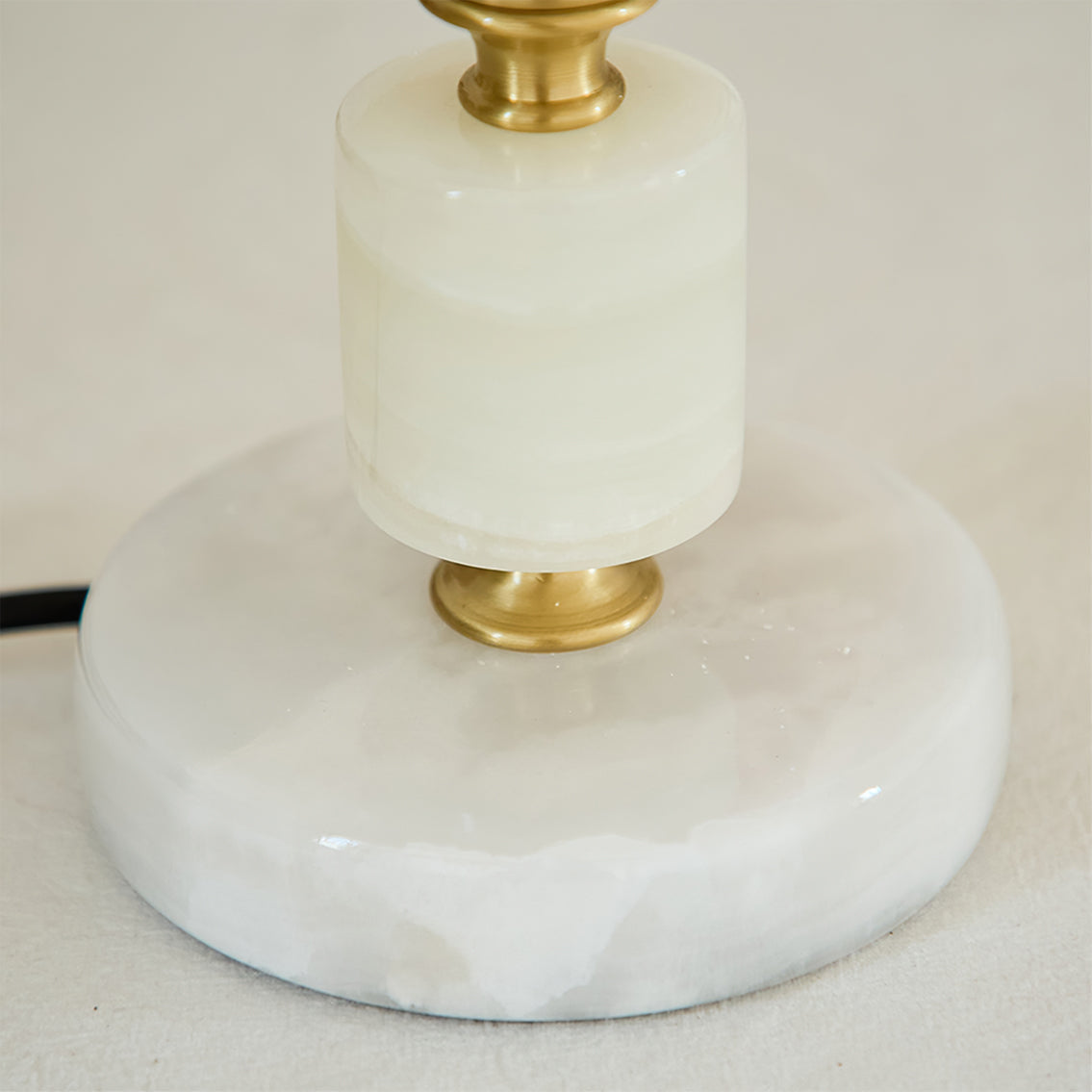 RusticGlow – Lampe de table avec détail à pompon et base en marbre