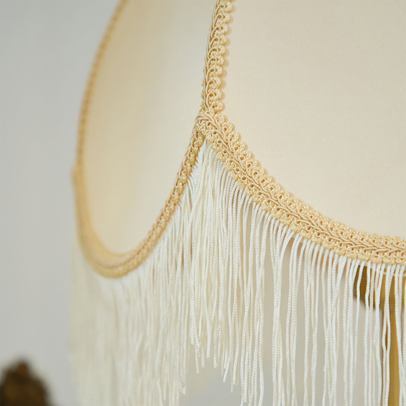 RusticGlow – Lampe de table avec détail à pompon et base en marbre