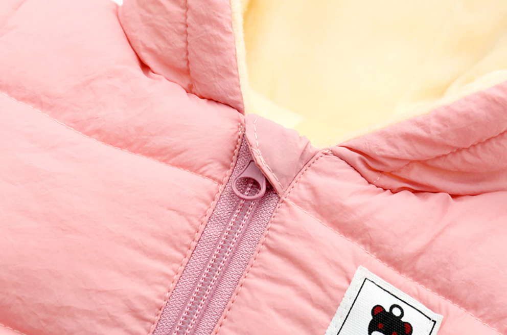 Warmer und gemütlicher Baby-Winterstrampler mit Ohren