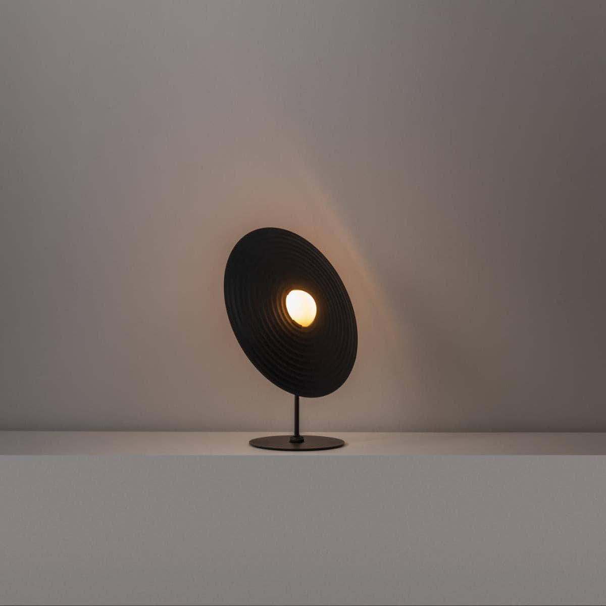 LuxeSymphony - Table Lamp with Subtle Style and Atmospheric Light Distribution