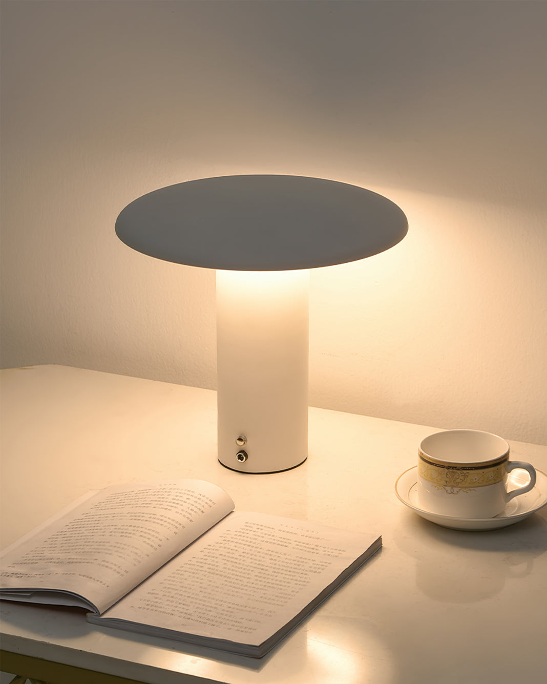 LumiLite – Minimalistisk bordlampe med USB-opladningsfunktion
