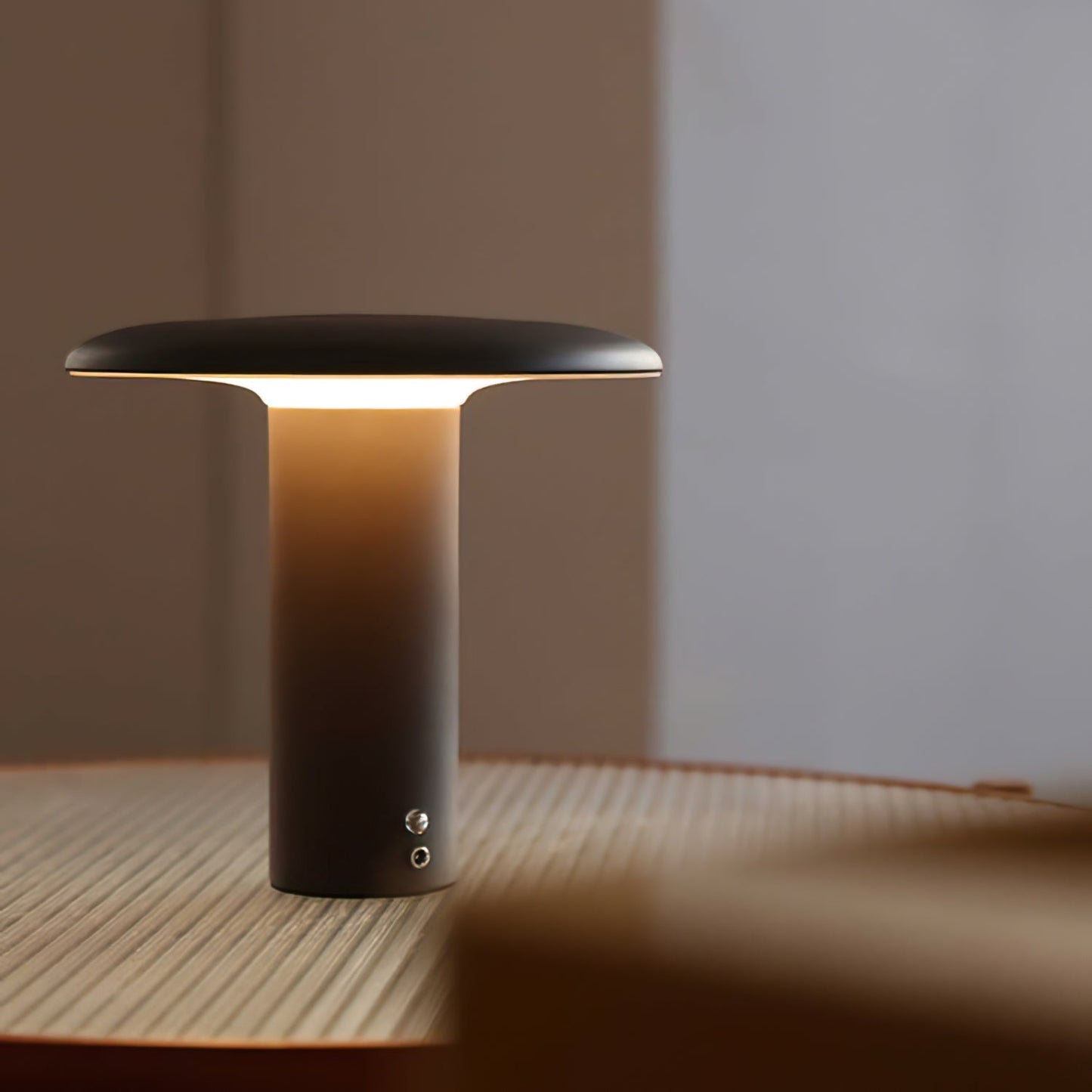 LumiLite – Minimalistisk bordlampe med USB-opladningsfunktion