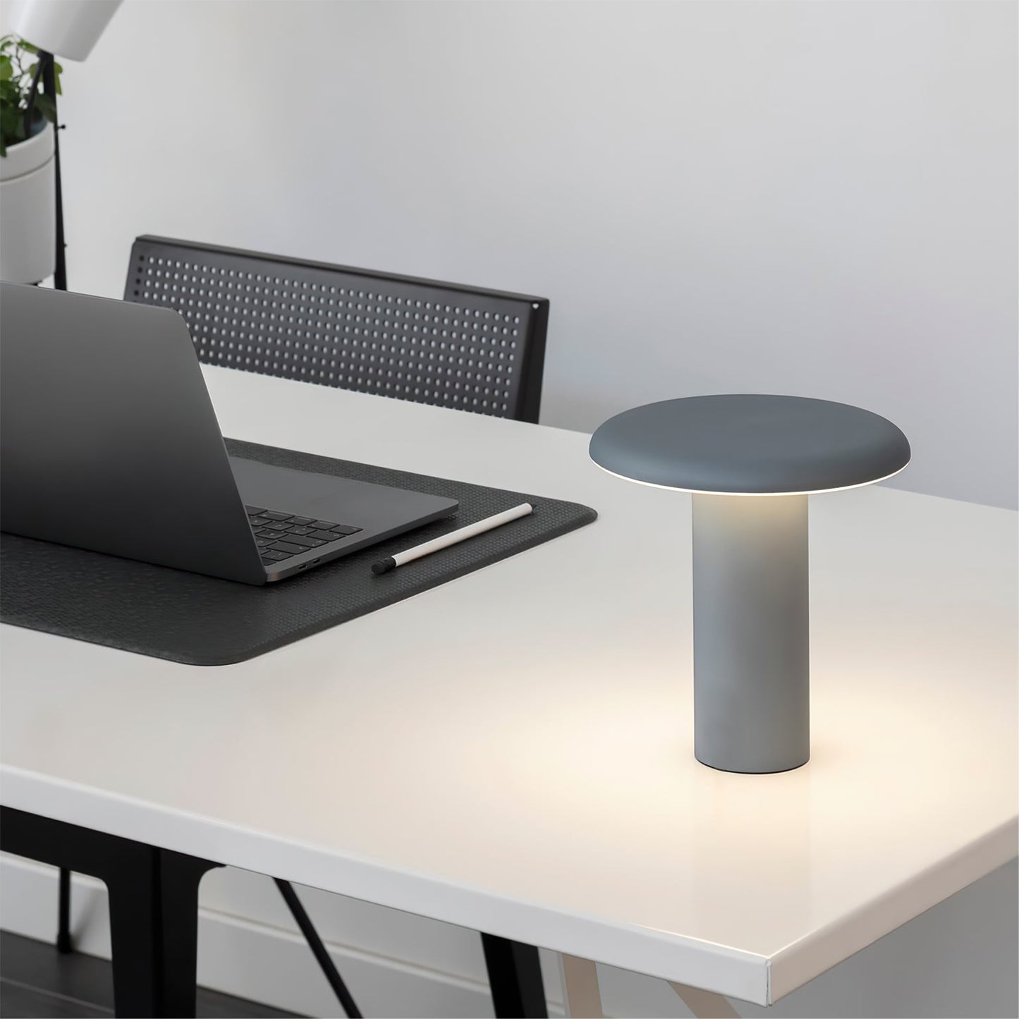 LumiLite – Minimalistisk bordlampe med USB-opladningsfunktion