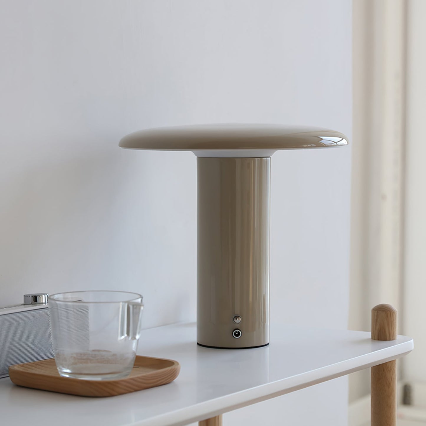 LumiLite – Minimalistisk bordlampe med USB-opladningsfunktion