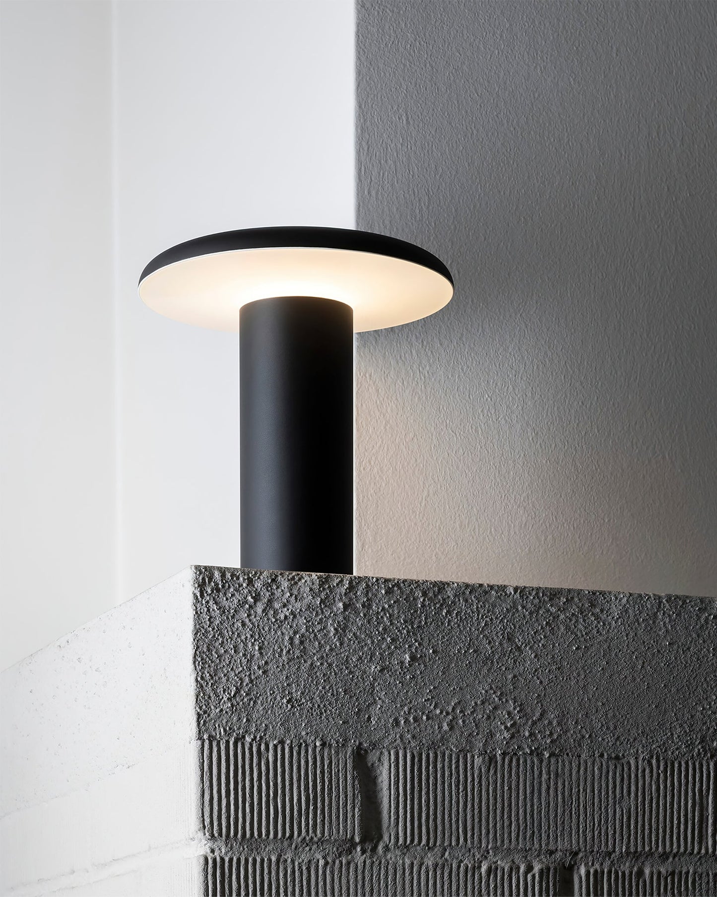 LumiLite – Minimalistisk bordlampe med USB-opladningsfunktion