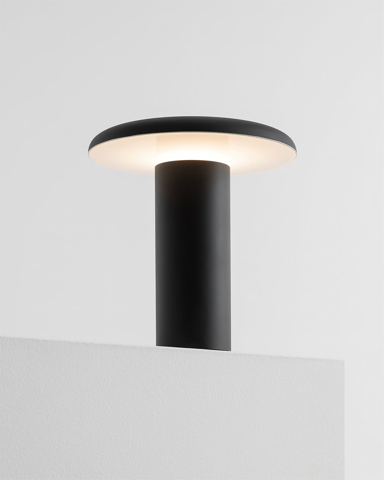 LumiLite – Minimalistisk bordlampe med USB-opladningsfunktion