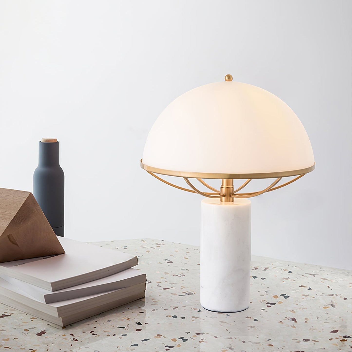 GlassElegance – Moderne bordlampe med guldfinish