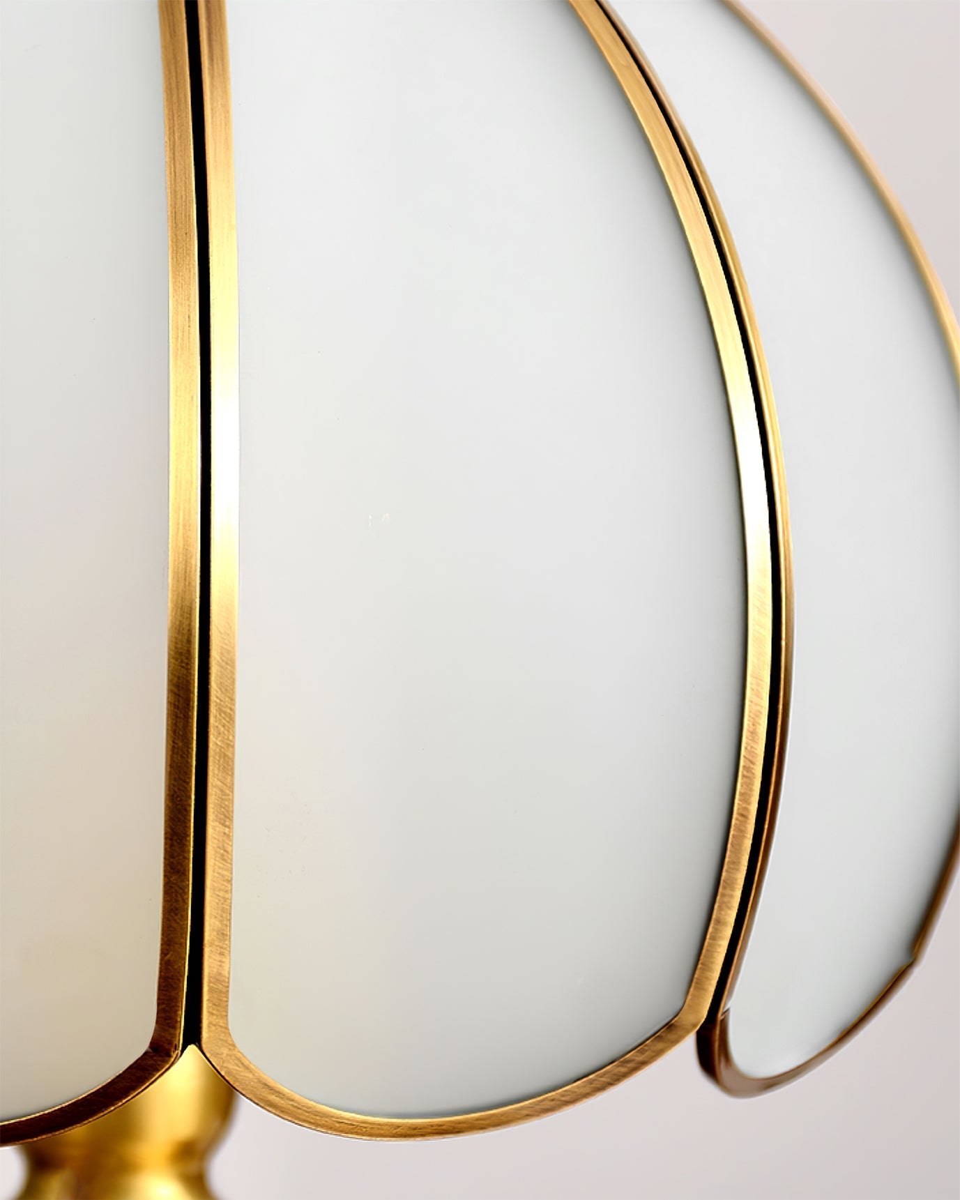 LuxeBrass – Retro Design Table Lamp with White Finish