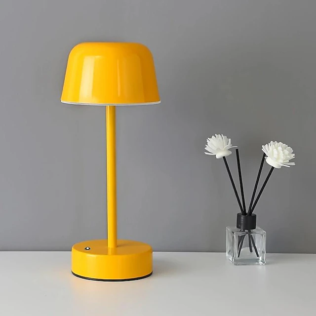 Lampe de table en métal