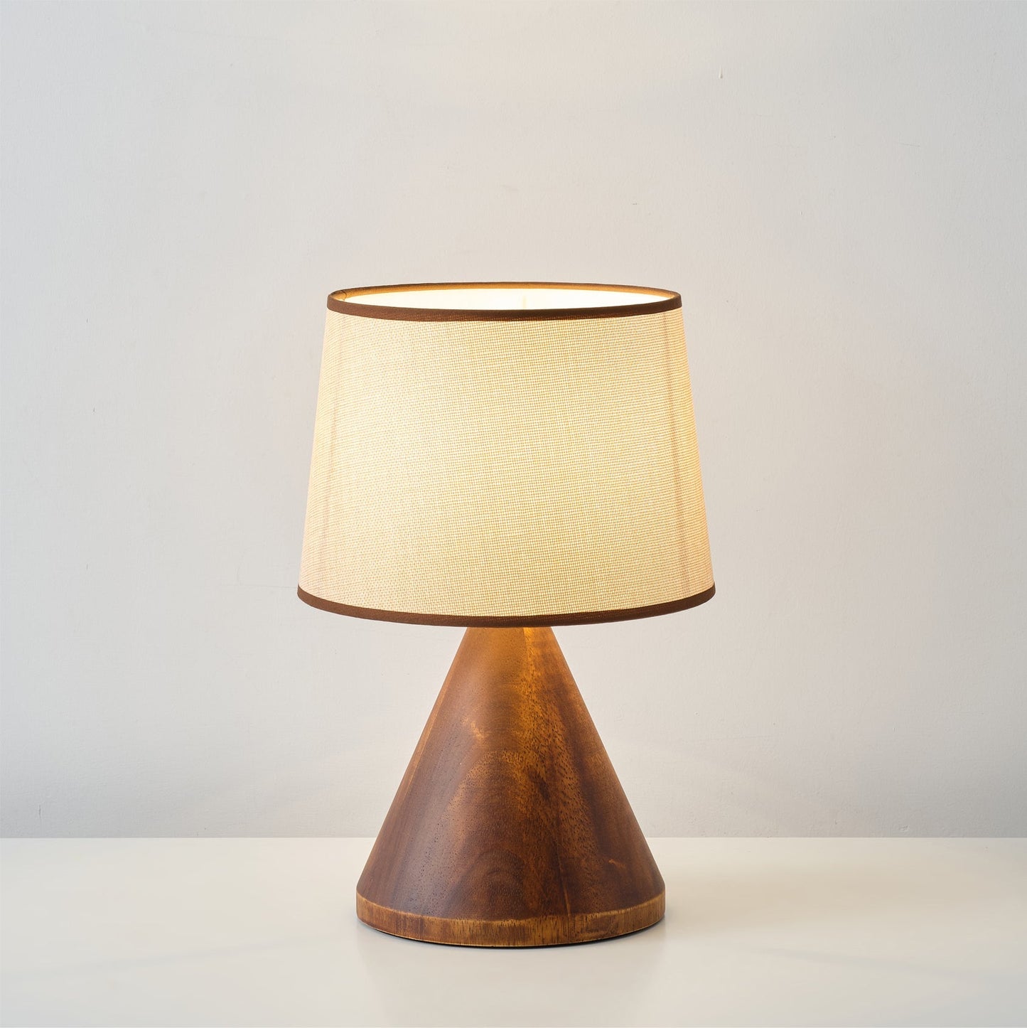 LuxeAmalia - Table Lamp with Stylish Base and Soft Lighting