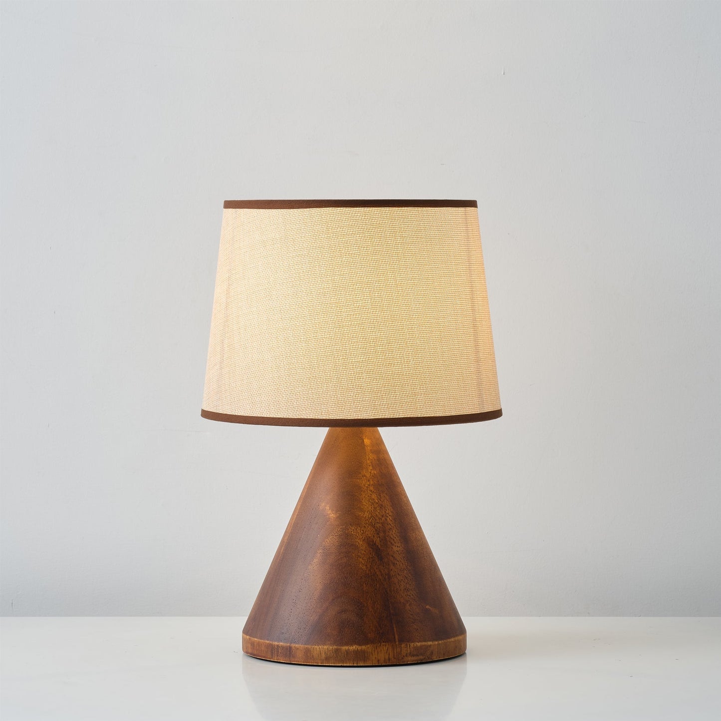LuxeAmalia - Table Lamp with Stylish Base and Soft Lighting