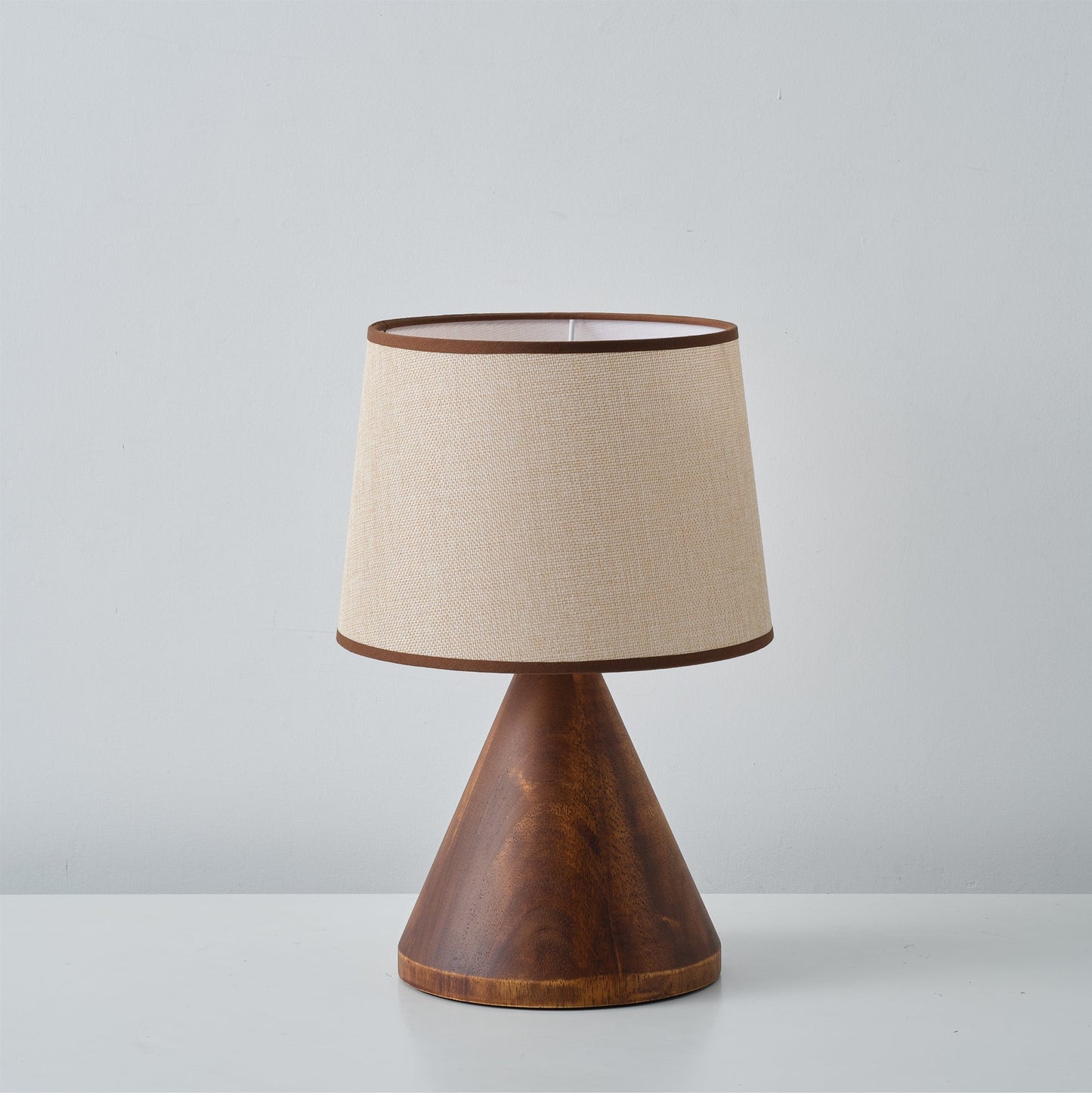 LuxeAmalia - Table Lamp with Stylish Base and Soft Lighting