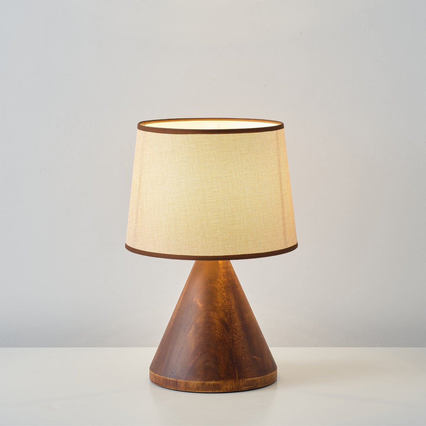 LuxeAmalia - Table Lamp with Stylish Base and Soft Lighting
