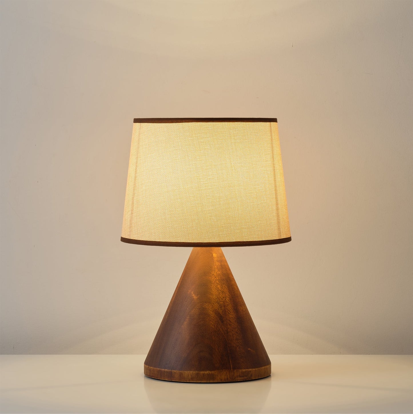 LuxeAmalia - Table Lamp with Stylish Base and Soft Lighting