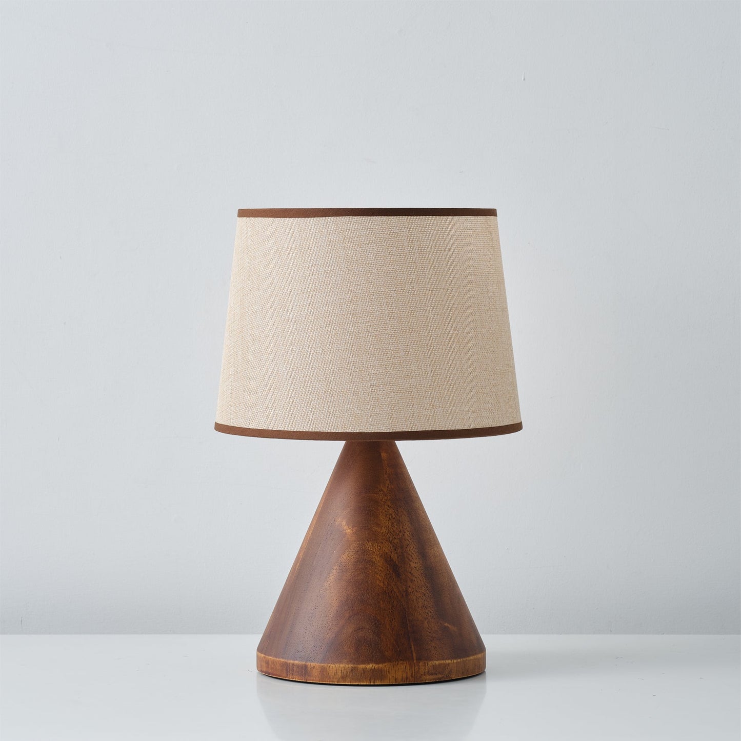 LuxeAmalia - Table Lamp with Stylish Base and Soft Lighting
